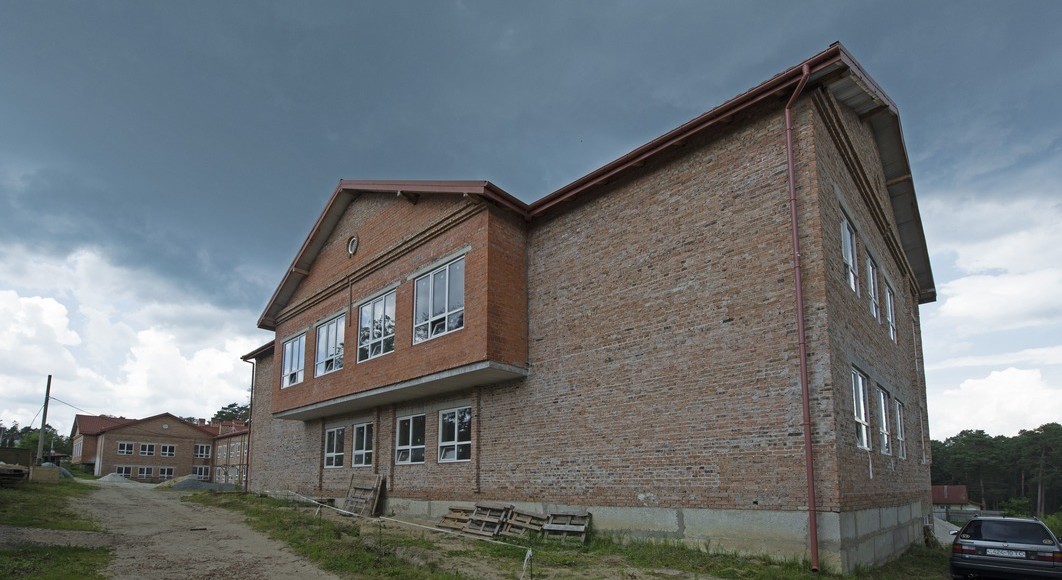 Реконструкція  з розширенням існуючої школи